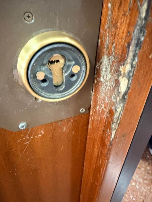 Bombín de seguridad instalado en puerta de madera