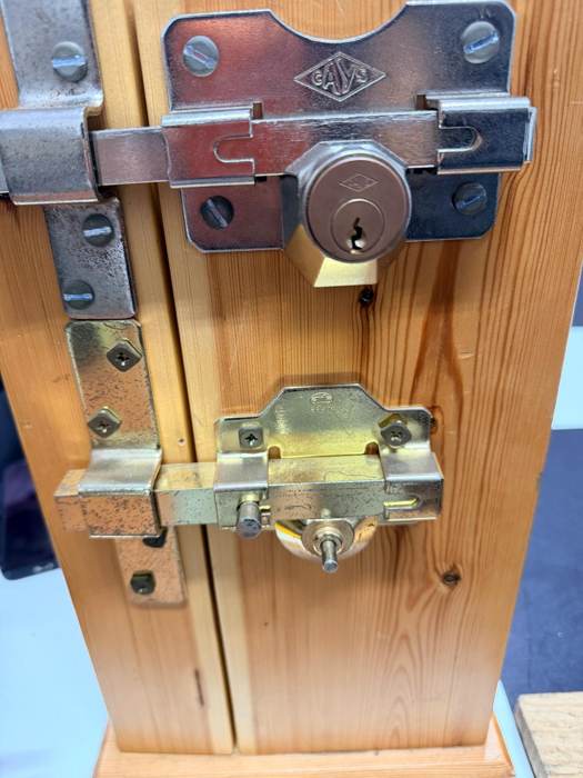 Cerrojos de sobreponer en puerta de madera